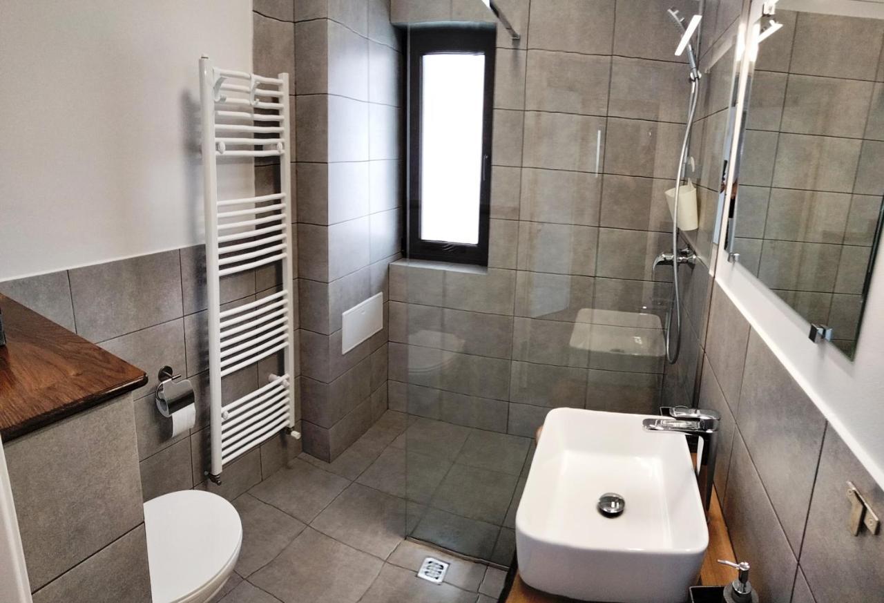 Casa Comilor Bed and Breakfast Surdesti  Esterno foto
