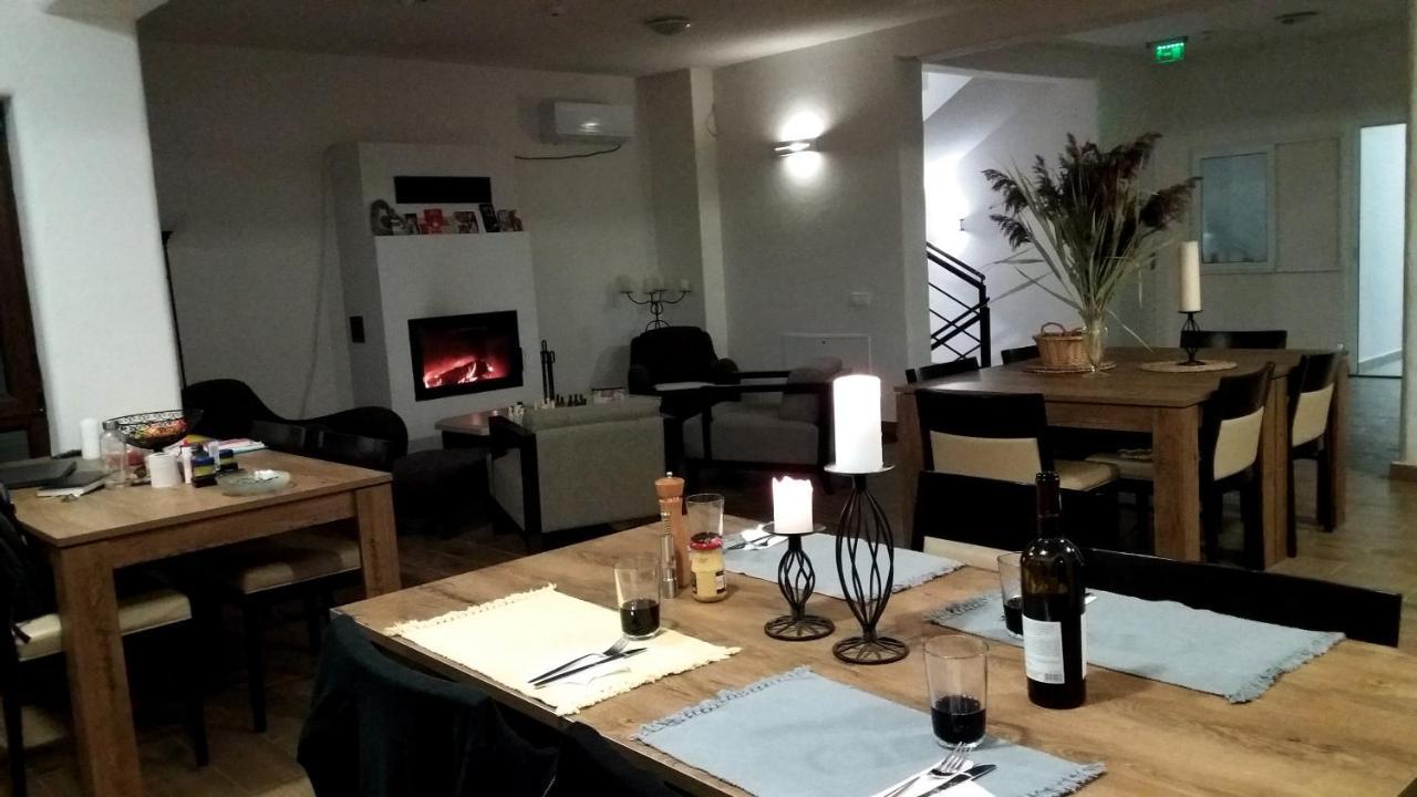 Casa Comilor Bed and Breakfast Surdesti  Esterno foto