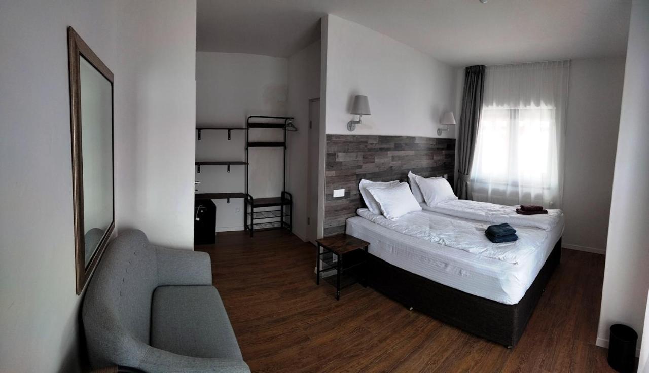 Casa Comilor Bed and Breakfast Surdesti  Esterno foto