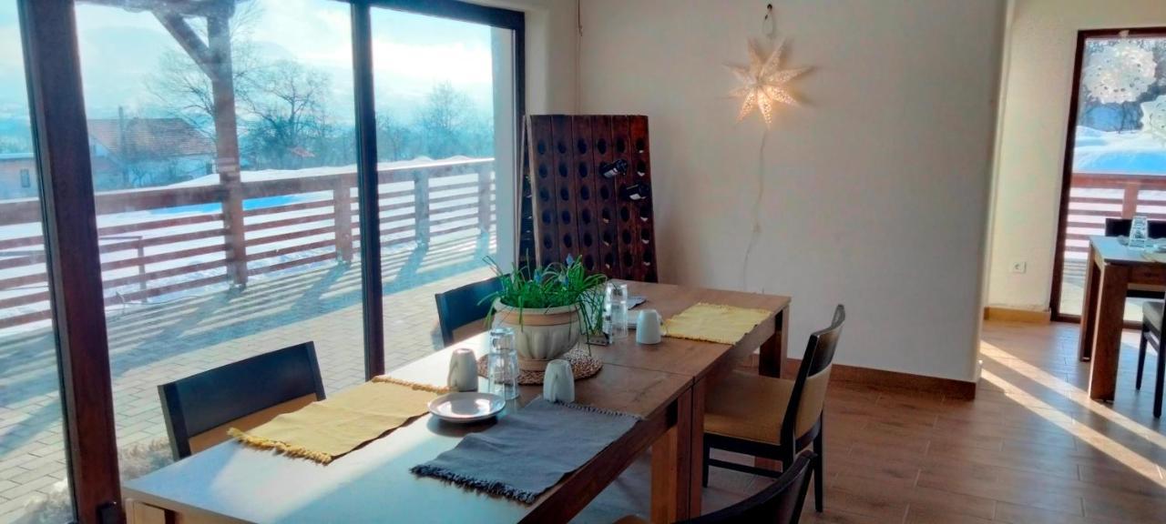Casa Comilor Bed and Breakfast Surdesti  Esterno foto