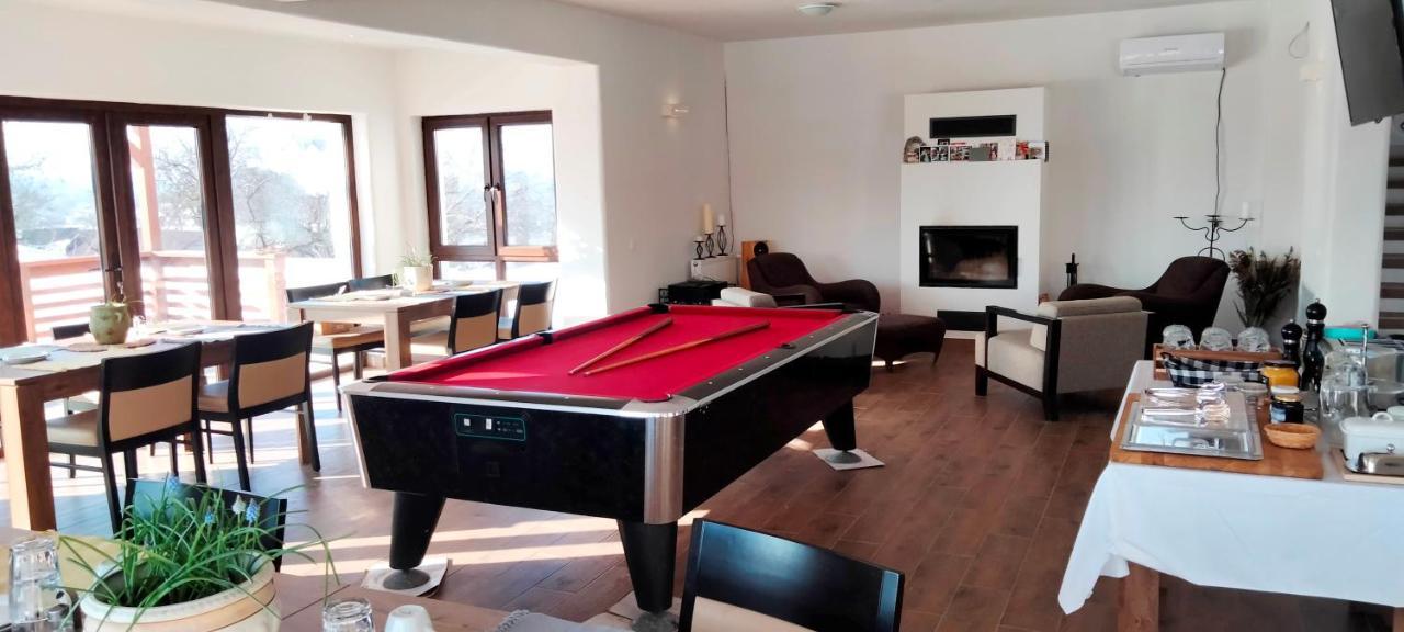 Casa Comilor Bed and Breakfast Surdesti  Esterno foto